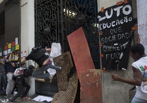 У Бразилії поліція розігнала акцію протесту вчителів