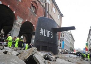 У центрі Мілана з-під землі сплив російський підводний човен