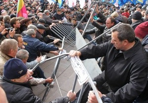 Фотогалерея: Осеннее обострение. Потасовки с милицией под зданием Киевсовета