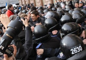 Новини Києва - КМДА - Київрада - засідання - мітинг - Біля КМДА постраждали троє міліціонерів, один госпіталізований