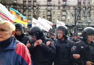 Митингующие у здания Киевсовета перекрыли Крещатик, неизвестные зажгли дымовые шашки