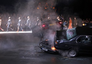 Фотогалерея: Розбиті машини і стиль 80-х. П ятий і шостий день Paris Fashion Week