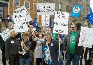 У Великобританії закриті тисячі шкіл через страйк учителів