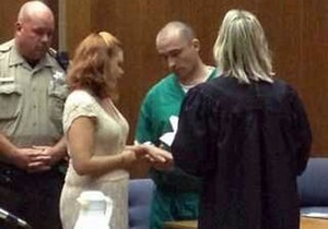 В США судья женила убийцу сразу после того, как осудила его на 53 года