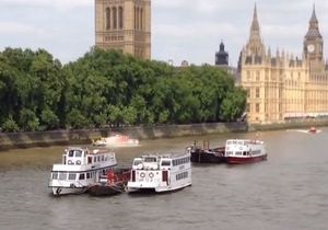 У Лондоні скасували тури Темзою після пожежі на автобусі-амфібії біля парламенту