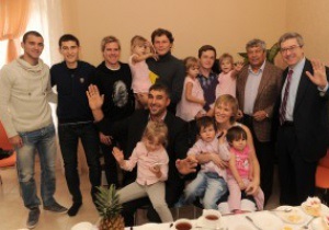 Тренер і гравці Шахтаря купили будинок багатодітній сім ї в Донецьку