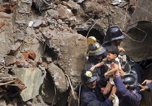 Число жертв обрушения дома в Индии возросло до 60