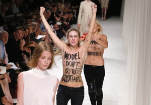 FEMEN попытались сорвать показ на Неделе моды в Париже