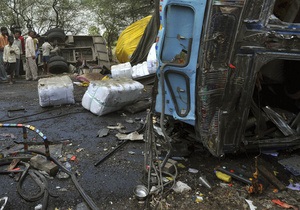 В Индии пассажирский автобус рухнул в ущелье, десятки погибших
