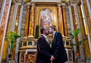 В Италии с выставки сняли фотографии целующихся в церкви мужчин