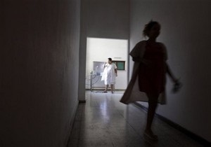 Новини Житомира - медики - У Житомирі медики не надали допомогу пенсіонерці, яка помирала на території лікарні