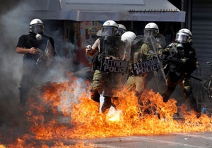 Волнения в Афинах: у здания налоговой службы прогремел взрыв