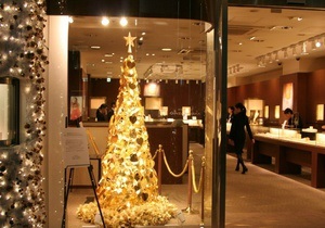 Магазин в Токио украсили рождественской елкой за $10 млн