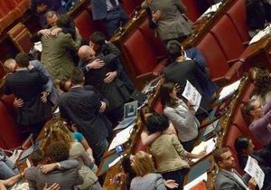 Несколько итальянских депутатов прервали заседание, чтобы поцеловаться