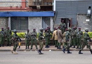 В захваченном торговом центре Найроби остаются заложники