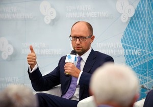 саміт YES - форум в Ялті -  Україна готова почати нові відносини з РФ, без погроз і претензій - Яценюк