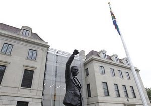 Нельсон Мандела - здоровье Манделы: В Вашингтоне открыли монумент Нельсону Манделе