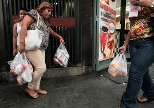 В Венесуэле военные взяли под контроль производство туалетной бумаги