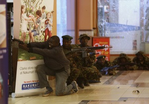 У столиці Кенії в результаті стрілянини у торговому центрі загинули десятки людей. Повідомляється про заручників