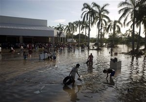 Наводнение в Мексике: В Мексике жертвами сильных наводнений стали более 100 человек