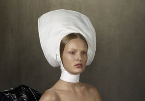 У Vogue Голландія вийшла фотосесія з моделлю, яка годує грудьми немовля