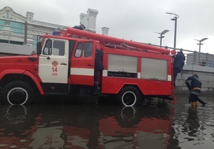 новини Києва - потоп - повінь - Поштова площа - Київські зливи затопили Поштову площу і Лівобережну, рух машин зупинено