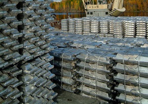 Найбільший у світі виробник алюмінію закрив три заводи через обвал цін