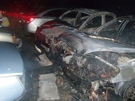 Новини Києва - пожежа - У Києві на Троєщині невідомі підпалили автомобілі на стоянці