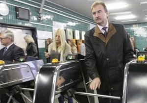 Без портфеля и охраны: Попов приехал на работу на общественном транспорте