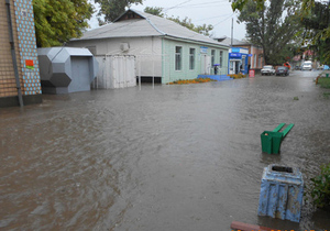 Новини Одеської області - повінь - Повінь в Одеській області: вода затопила трасу біля моста