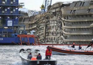 Напівзатонулу Costa Concordia вдалося підняти вертикально