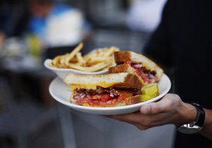 Дослідження: у Британії кожен восьмий працівник в обідню перерву їсть одне й те саме