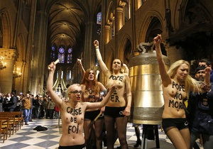 FEMEN - У Франції судять активісток Femen. Слухання перенесено на півроку