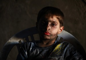 хлопчик складає зброю для сирійських повстанців