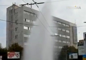В Кировограде из-за прорыва теплотрассы из-под земли забил 20-метровый фонтан