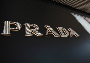 Австралійка засудила Prada через плями на спідниці