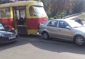 В Киеве близ стадиона Спартак из-за ДТП образовалась пробка из 12-ти трамваев
