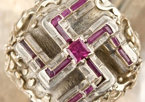 Перстень із рубіновою свастикою, створений для Адольфа Гітлера, виставлений на аукціон