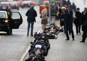 В столице Чили более тысячи человек отметили годовщину госпереворота, лежа на улицах