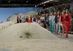 Томми Хилфигер привез тонны песка на Неделю моды в Нью-Йорке
