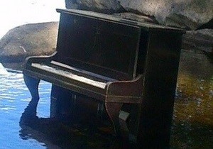 У Шотландії в річці знайшли піаніно