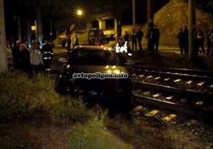 В Киеве автомобиль вылетел на железнодорожные пути, едва не попав под товарняк