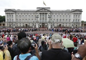 Лондон - Букінгемський палац - проникнення - чоловіки
