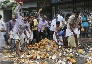 На Мальдівах виборці злякалися  зачарованих  кокосів