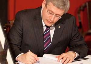 Канада - Прем єр-міністр Канади закінчив книгу про хокей, яку писав десять років