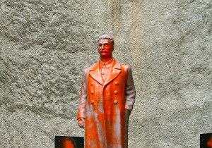 В Грузии спорят, очищать ли от краски памятник Сталину