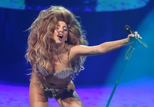 Lady GaGa повертає моду на величезні перуки