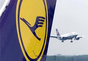 Самолет Lufthansa посадили из-за неприятного запаха от ковра