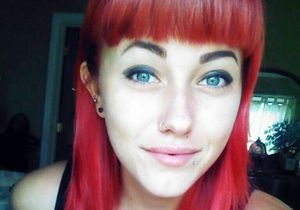 Новини США: У США школярка відстояла право ходити на заняття з пофарбованим у червоний колір волоссям