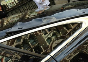 У Лондоні хмарочос пошкодив автомобіль